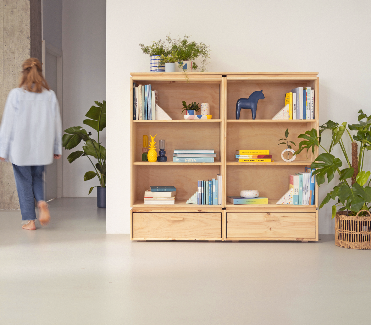 Nuovi scaffali con contenitori